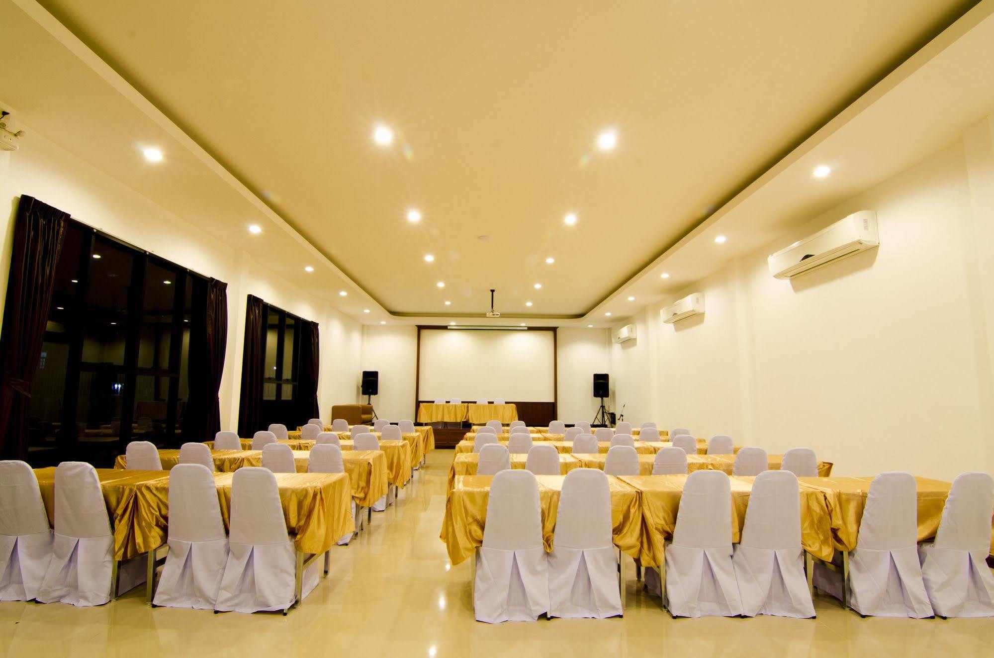 Np Hotel Buriram Bagian luar foto